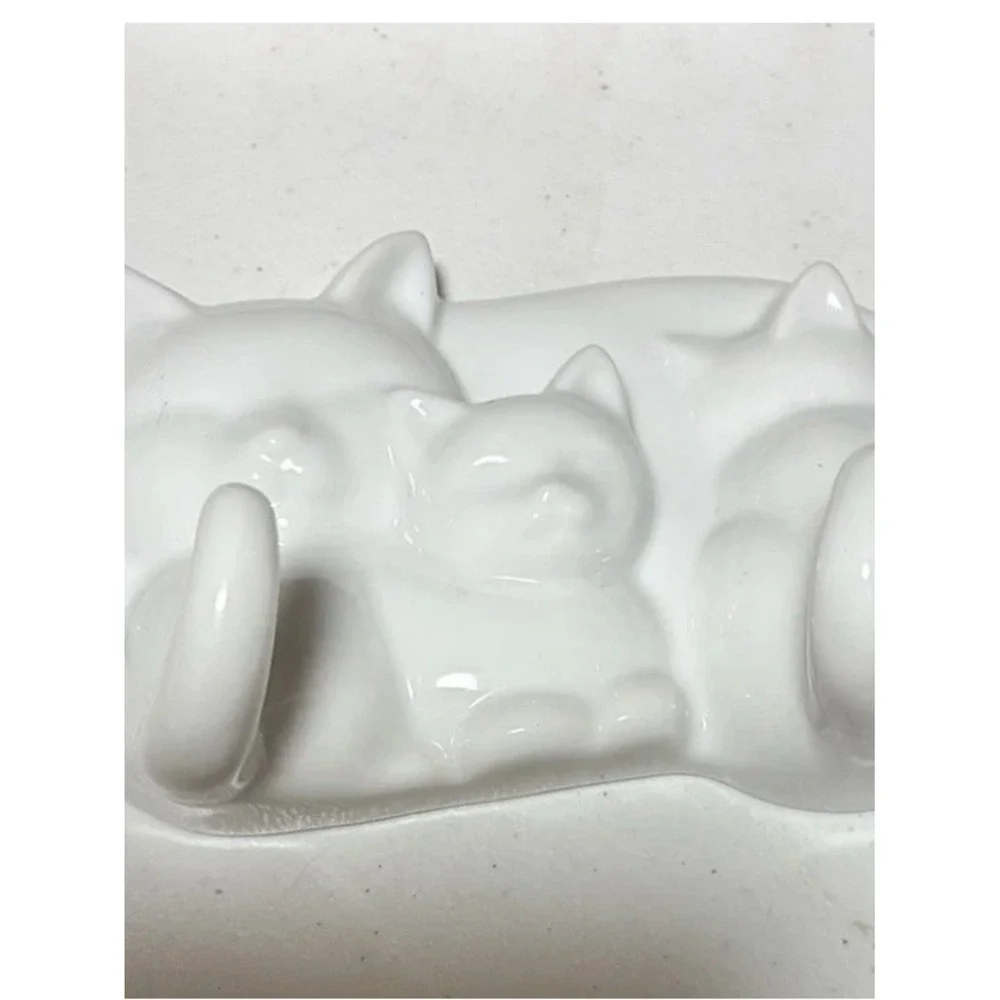 Avon Kitchen Kittens Wall Hook Ceramic White Cat Family Avon Gift Collection NIB